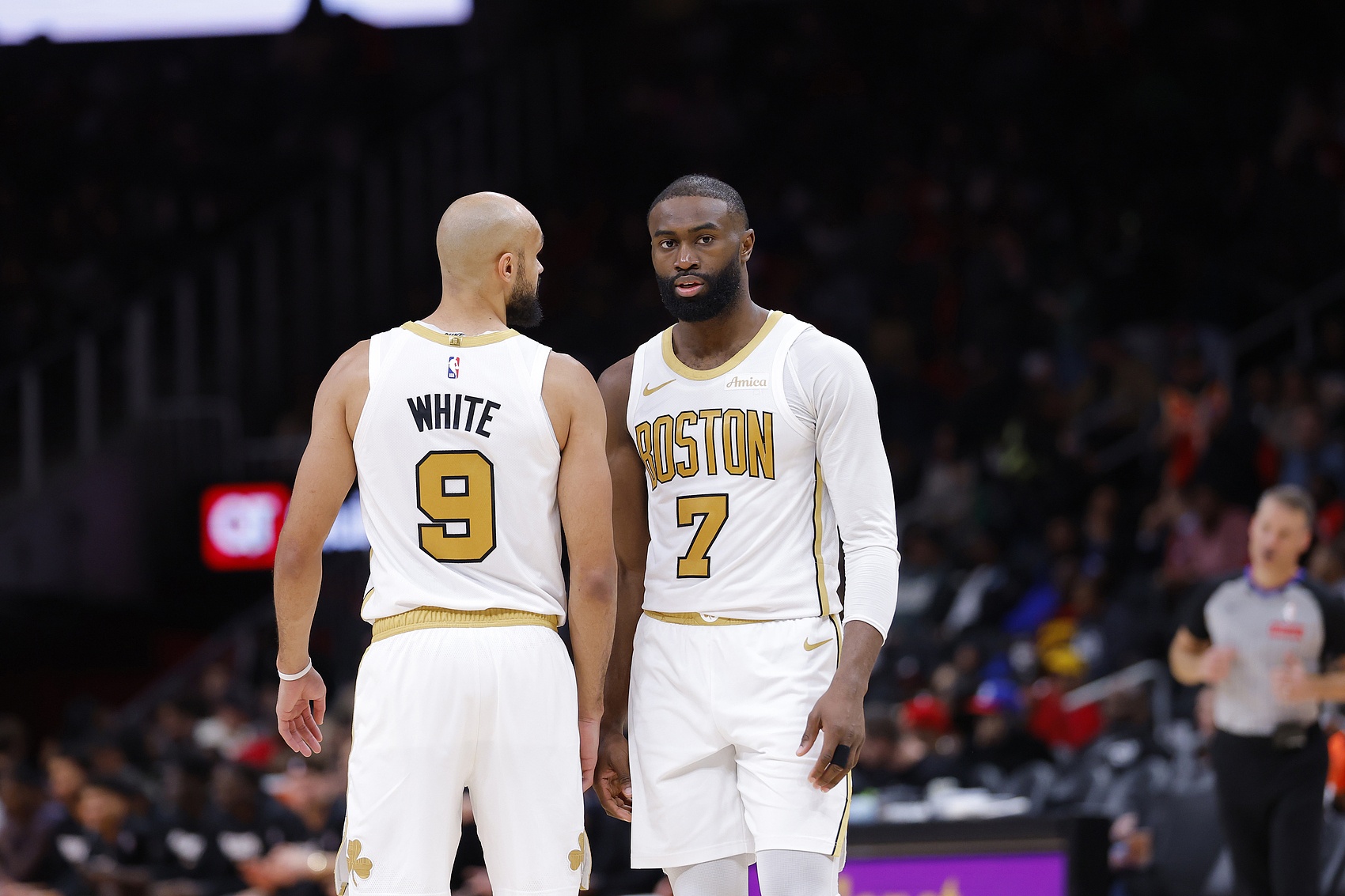 华体会团队-德里克·怀特：杰伦·布朗吃的第一个T没得说 但第二个T太扯了