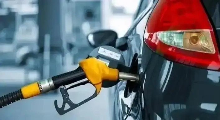 华体会直播公司-油车降费电车缴费，2026年公路税费大改，你的车一年到底亏没亏？