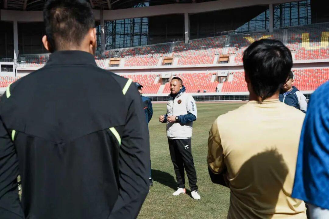 华体会直播公司-踢遍四级联赛！1米95高中锋加盟榆林，但遭停赛6场无缘足协杯首战