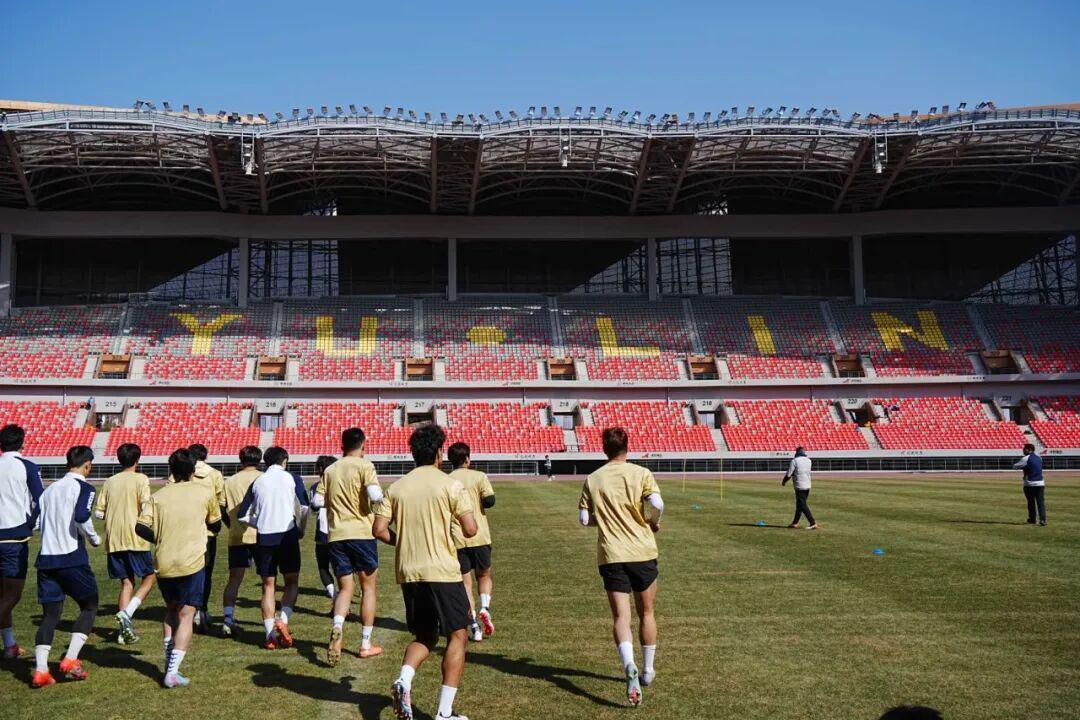 华体会直播公司-踢遍四级联赛！1米95高中锋加盟榆林，但遭停赛6场无缘足协杯首战