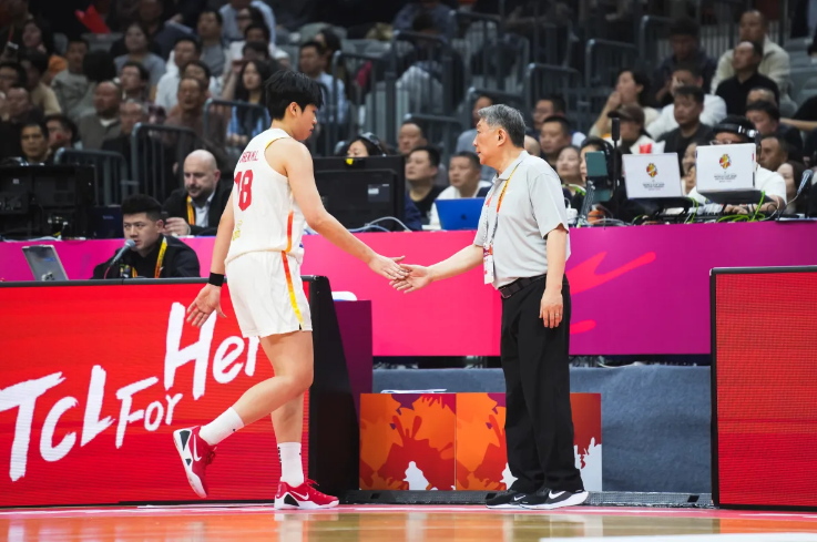 华体会团队-中国女篮半场领先南苏丹10分：张子宇8分 李月汝2分3犯规低迷