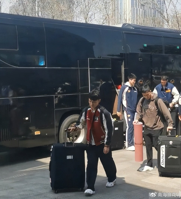 华体会赛事平台-难逃两连败？广东队出征青岛人人愁容满面，粤蜜：教练作妖就该惩罚|青岛市|杜锋|山东队|广东男篮|山东男篮_新浪新闻